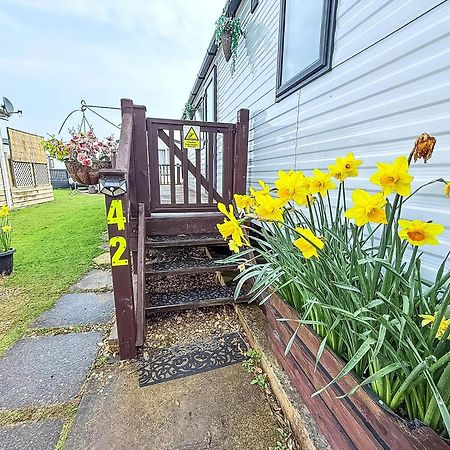 Beautiful Caravan For Hire With A Partial Sea View In Suffolk Ref 32042Az ローストフト エクステリア 写真