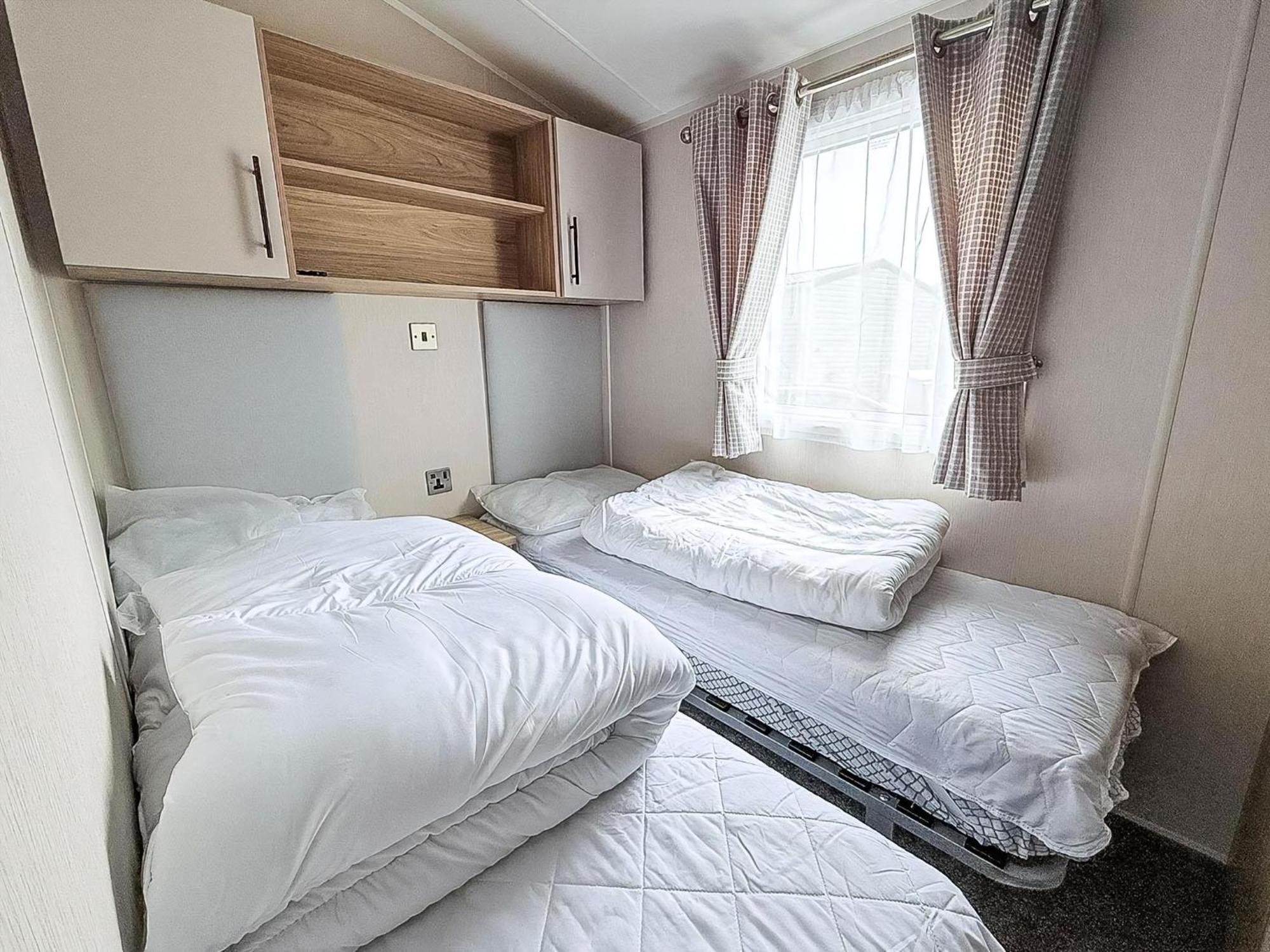 Beautiful Caravan For Hire With A Partial Sea View In Suffolk Ref 32042Az ローストフト エクステリア 写真