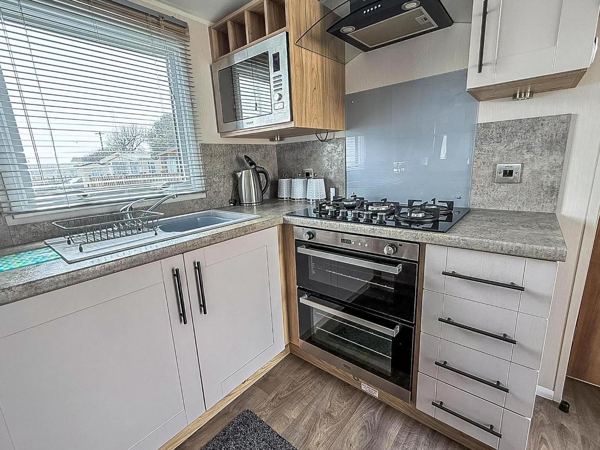 Beautiful Caravan For Hire With A Partial Sea View In Suffolk Ref 32042Az ローストフト エクステリア 写真