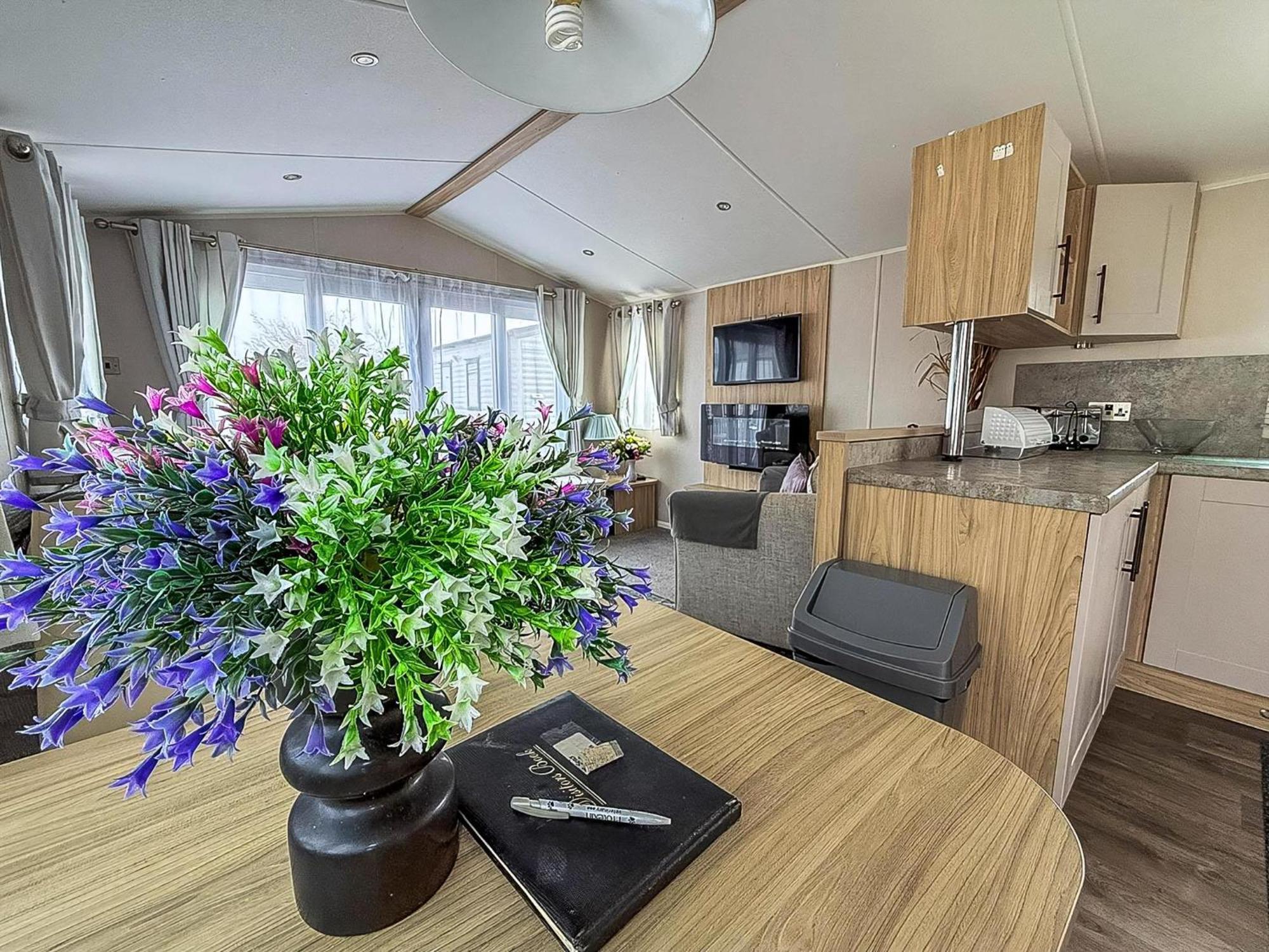 Beautiful Caravan For Hire With A Partial Sea View In Suffolk Ref 32042Az ローストフト エクステリア 写真